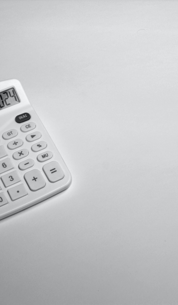 Калькулятор с цифрами 2024 на сером фоне