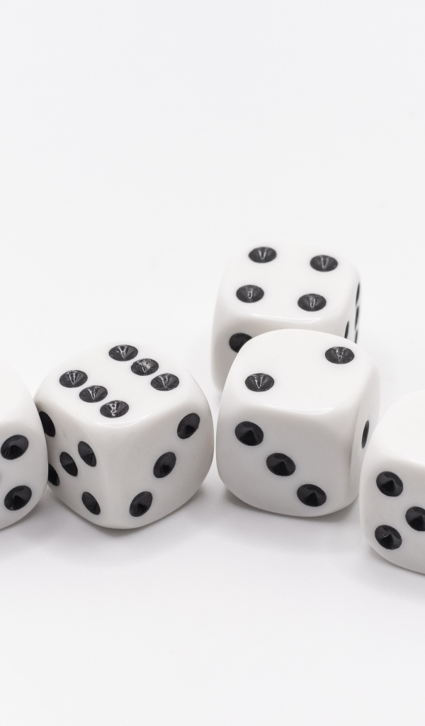 Игральные кости на белом фоне