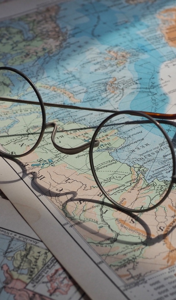 Очки лежит на карте мира