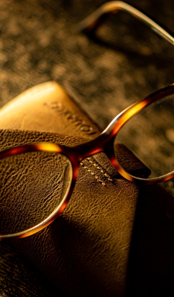 Очки с футляром на столе