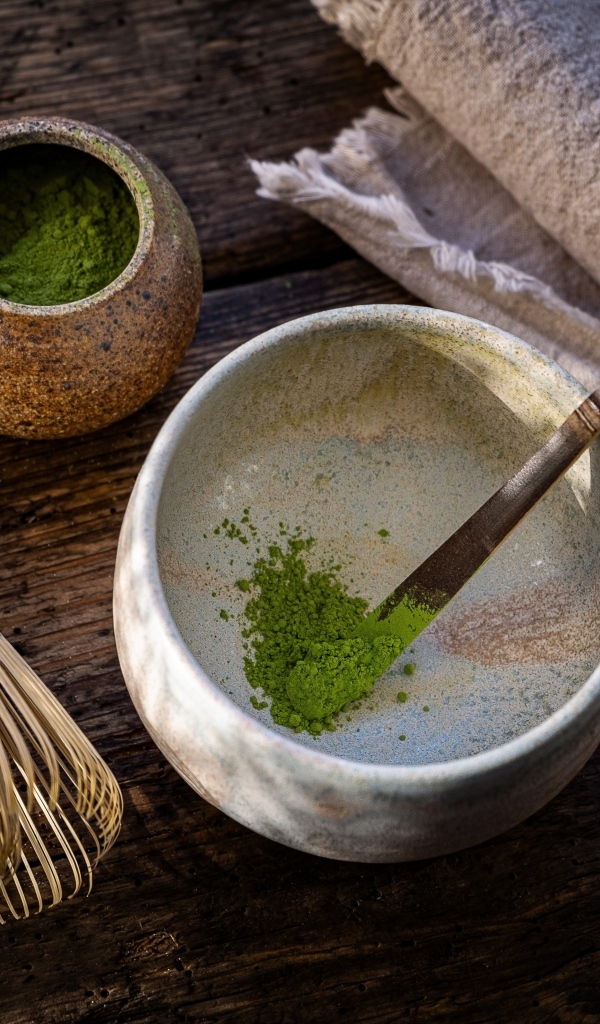 Зеленая глина с миской на столе