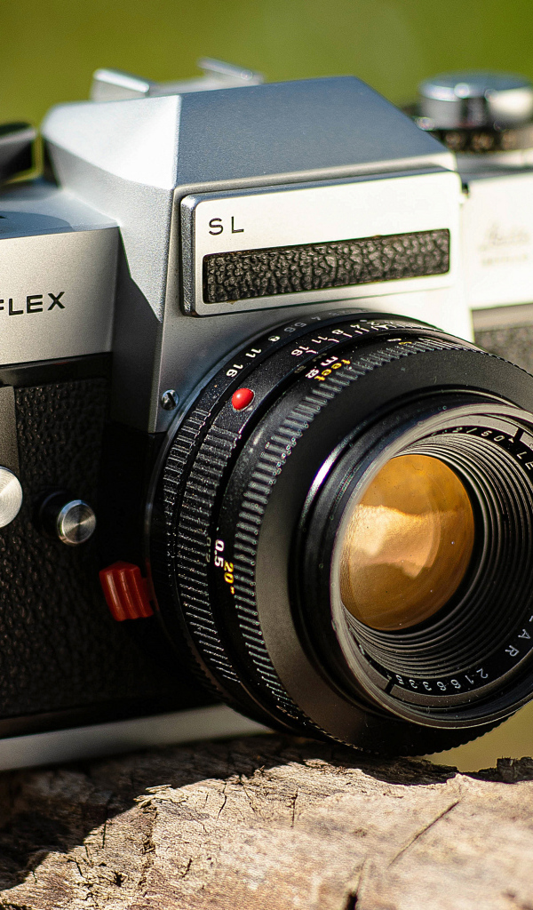 Фотоаппарат LeicaFlex SL стоит на камне