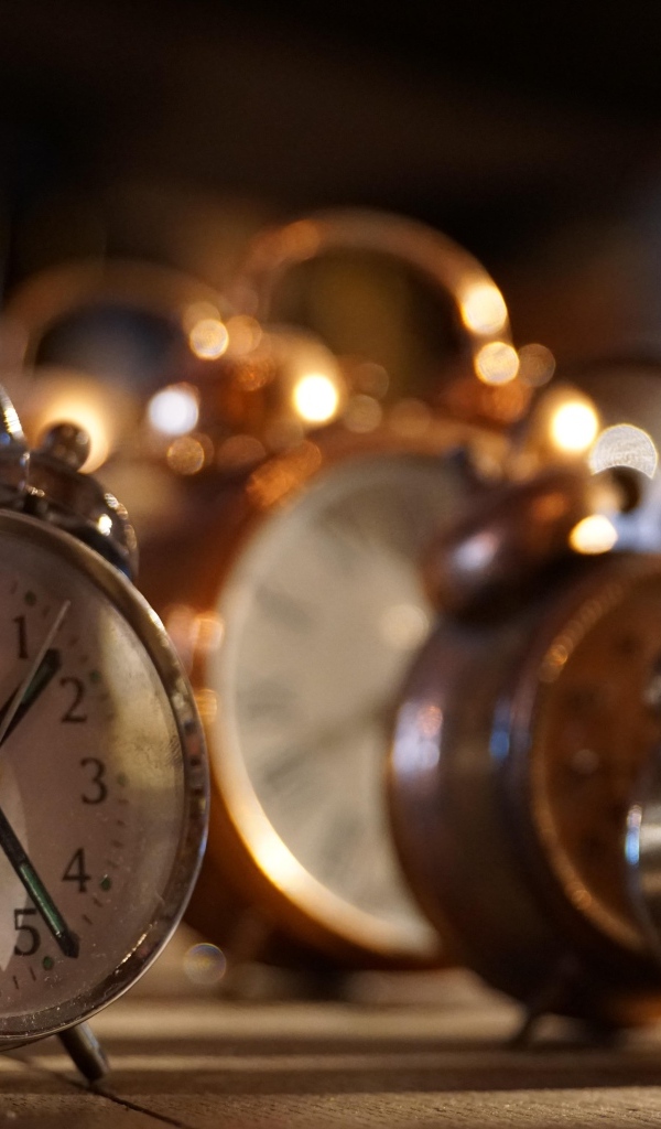 Много будильников на столе