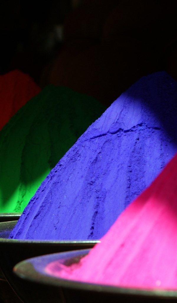 Много разноцветной порошковой краски