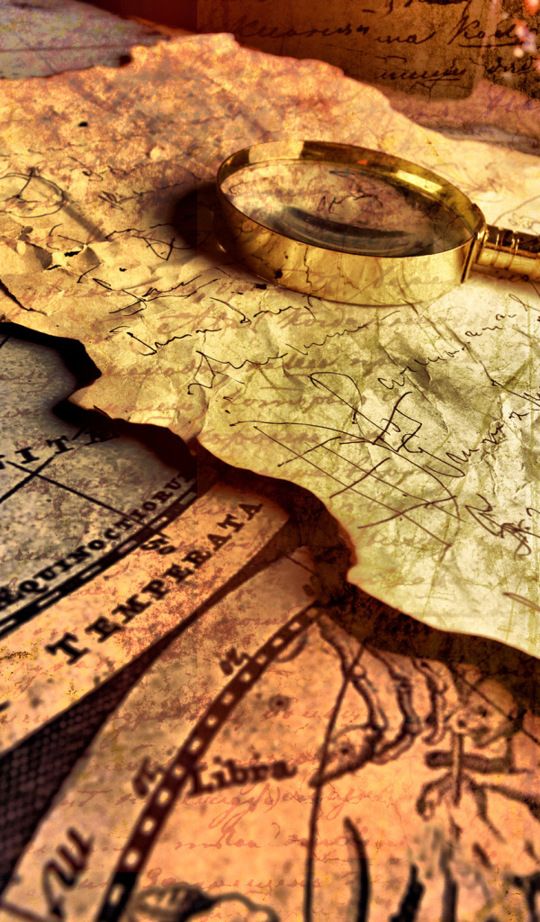 Лупа и старая карта на столе