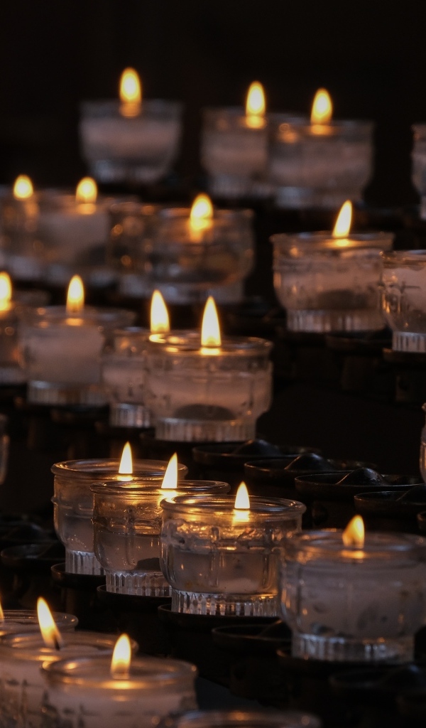 Много зажженных маленьких свечей