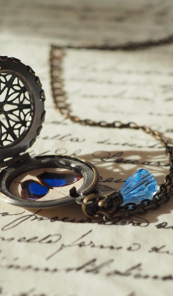 Медальон с бабочкой и голубым камнем