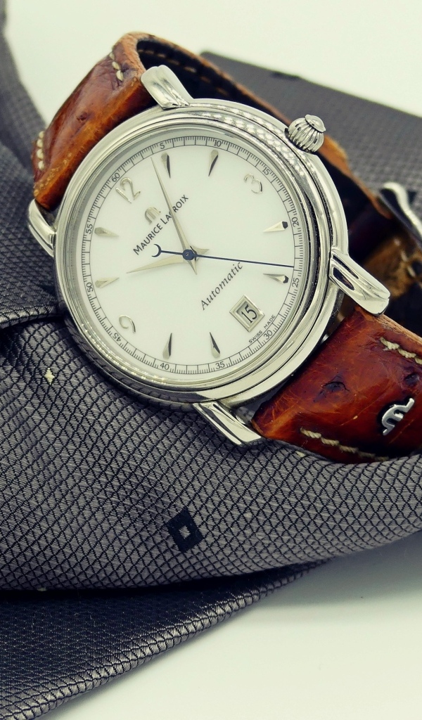 Мужские наручные часы и галстук