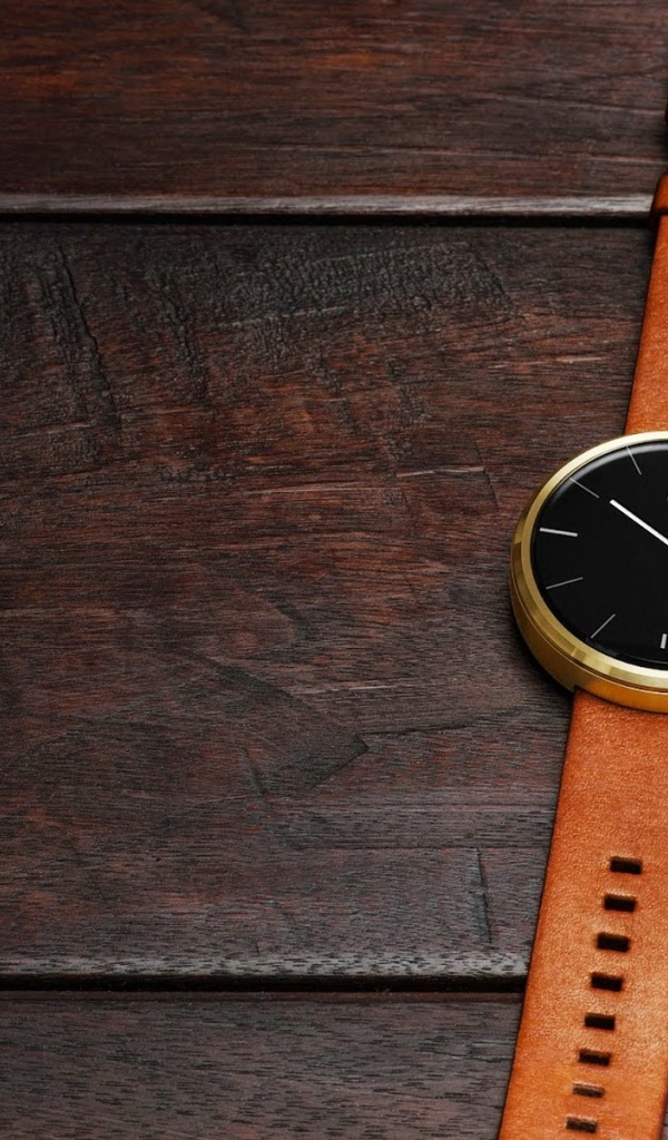 Мужские наручные часы на деревянном столе с блокнотом и очками