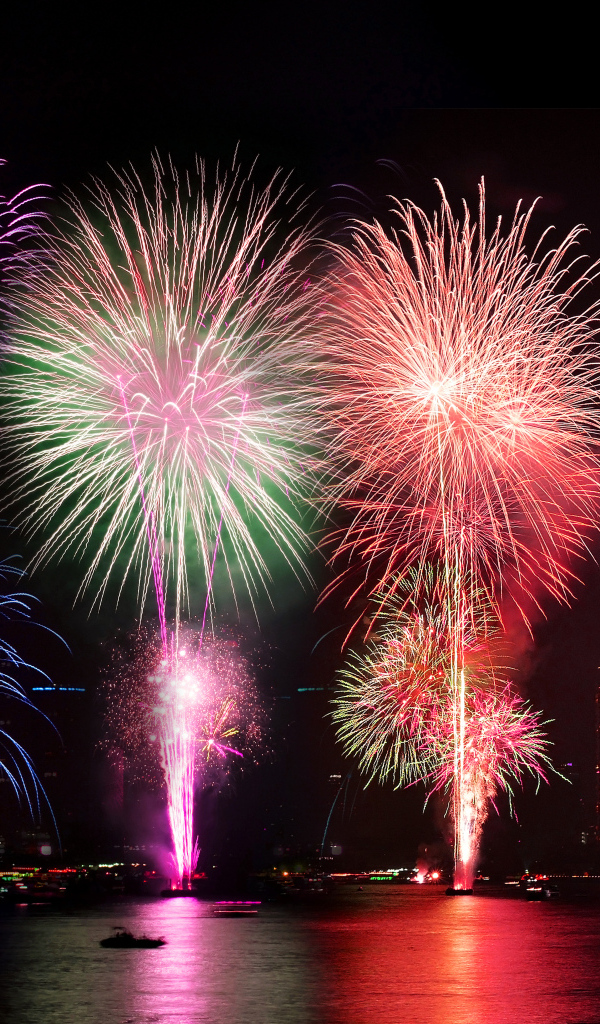 Разноцветный салют в небе над водой