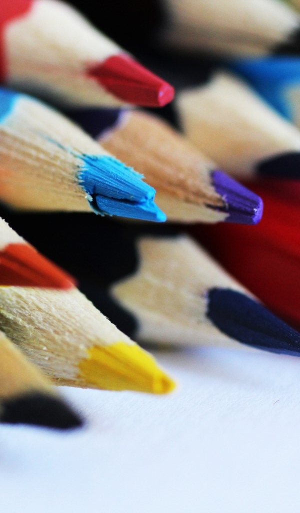 Разноцветные заточенные карандаши на столе