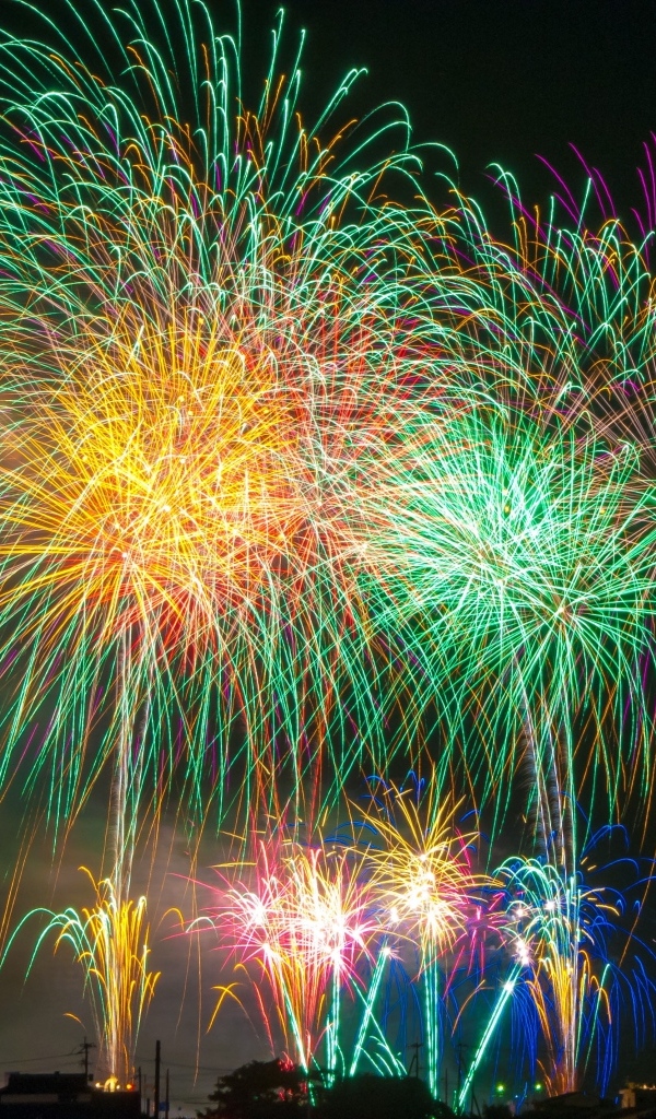 Разноцветный яркий фейерверк в небе на праздник