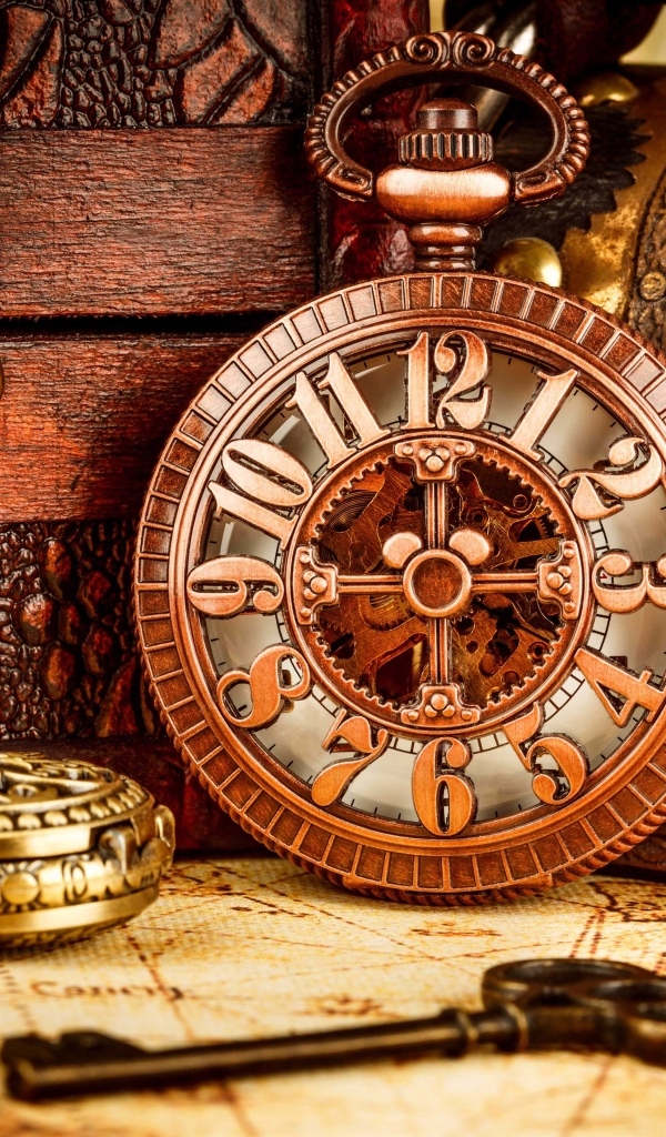 Старые карманные часы, шкатулка и ключ