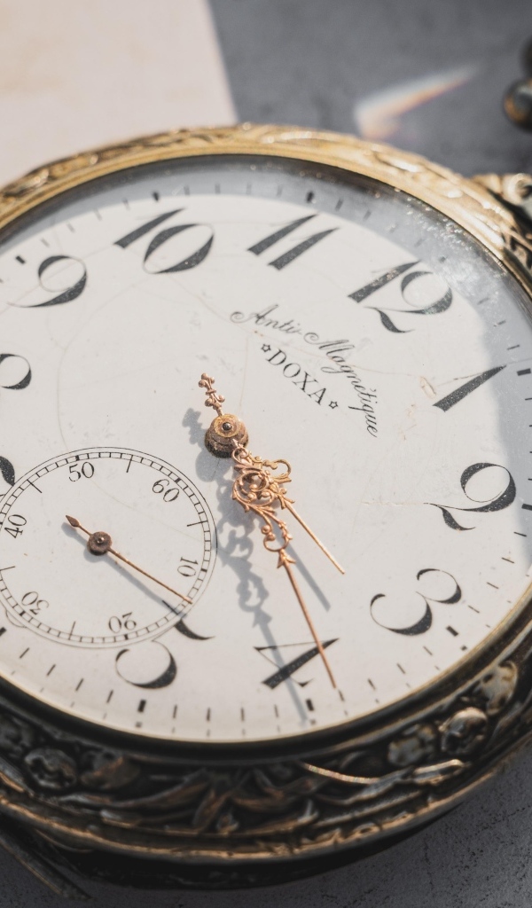 Старые карманные часы с золотыми стрелками