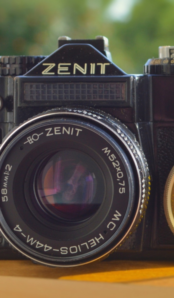 Старый фотоаппарат зенит на столе крупным планом