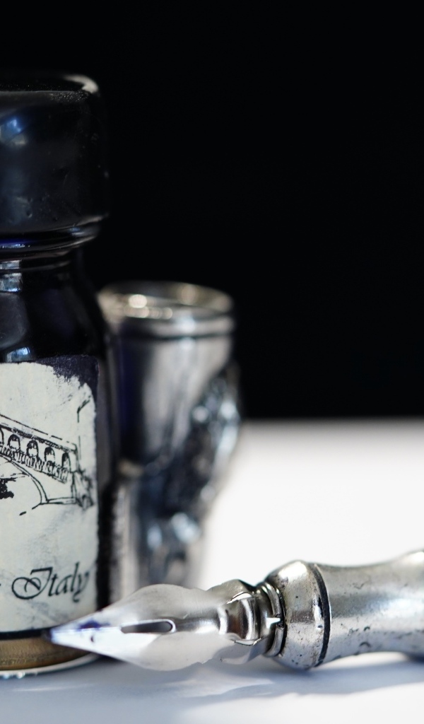 Ручка и чернила на столе