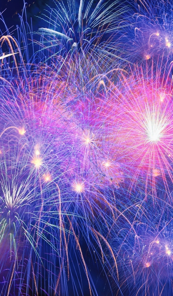 Розовые и синие искры салюта в небе