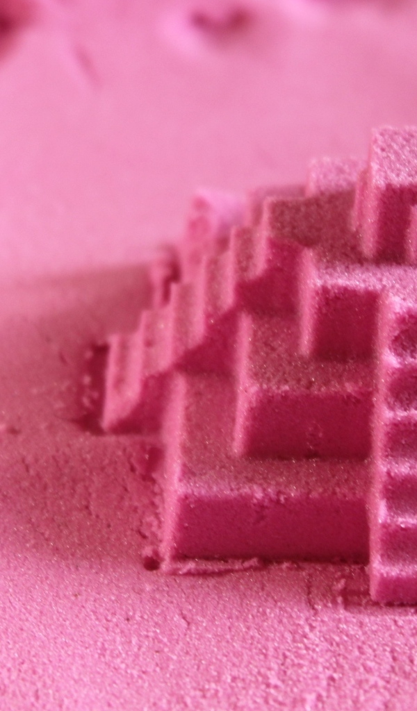 Розовая пирамида из песка