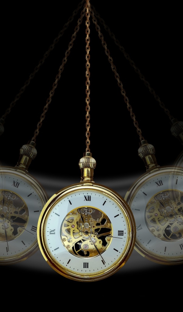 Карманные часы раскачиваются на черном фоне