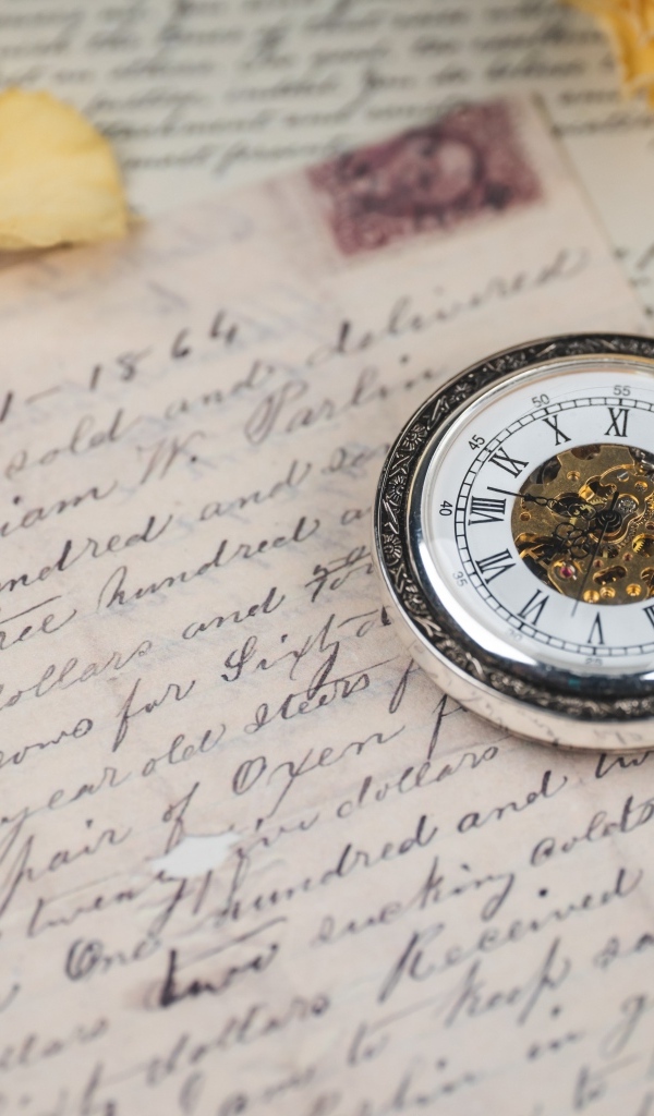 Карманные часы с письмом на столе