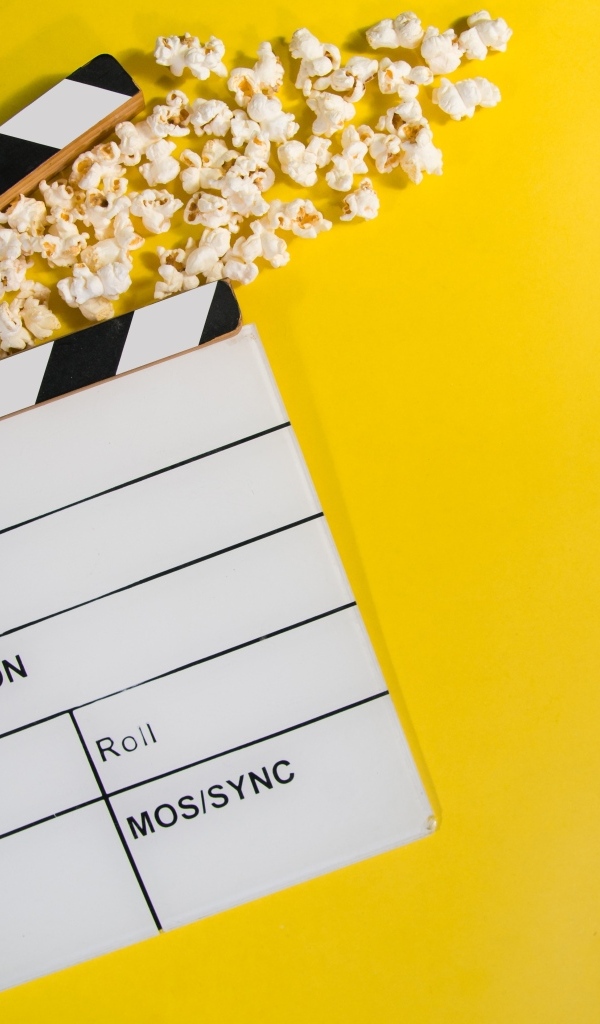 Хлопушка с попкорном на желтом фоне