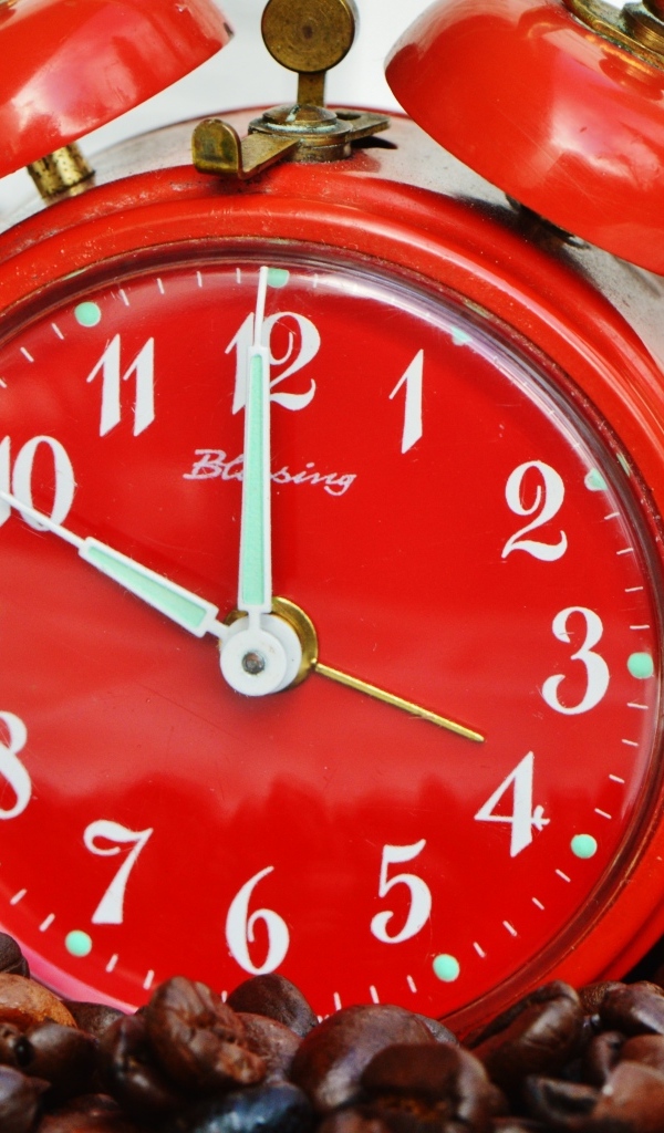 Красный будильник с зернами кофе 