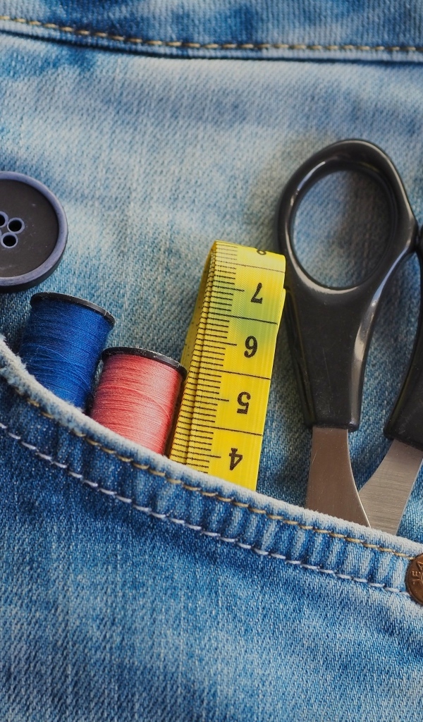 Ножницы, нитки и сантиметр в кармане джинс