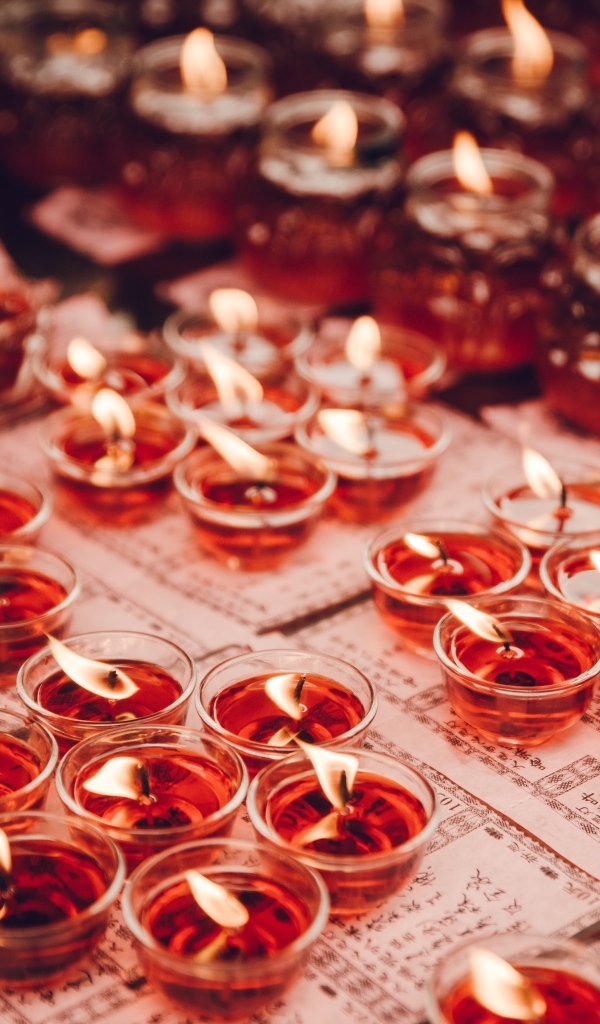 Маленькие зажженные ароматные красные свечи