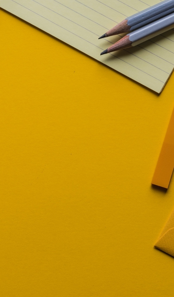 Канцелярские предметы на желтом фоне