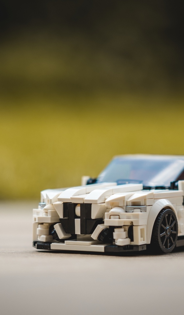 Игрушечная машинка крупным планом