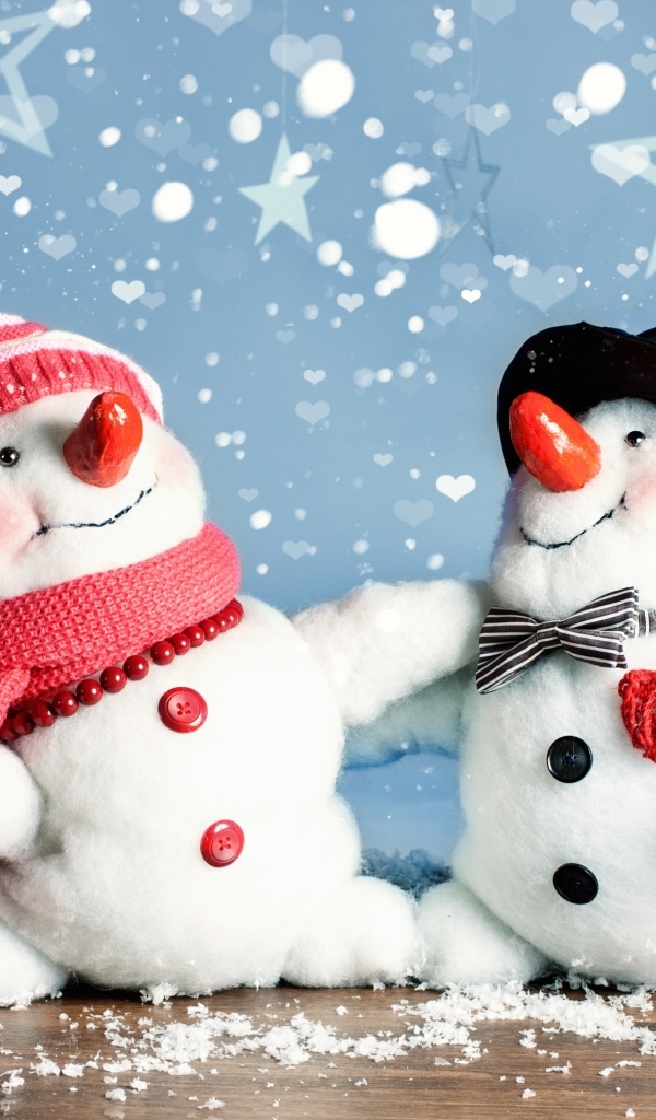 Два веселых игрушечных снеговика