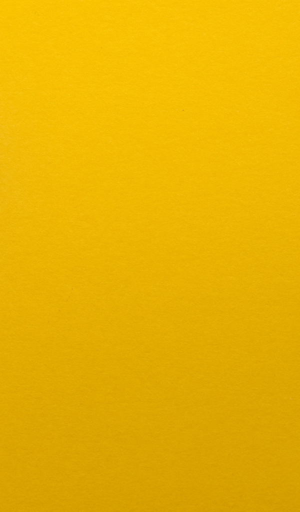 Два карандаша на желтом фоне