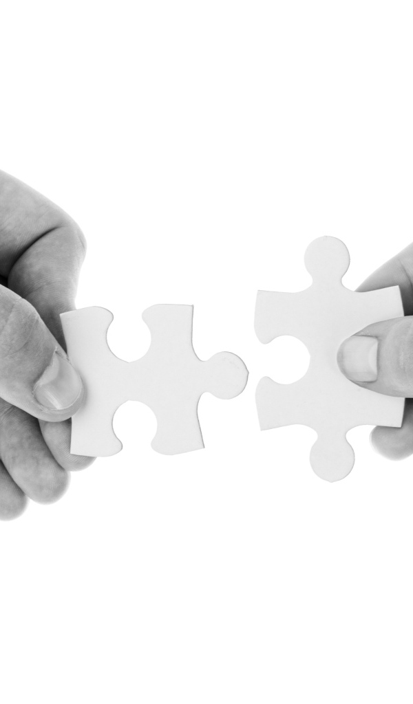 Два белых пазла в руках 