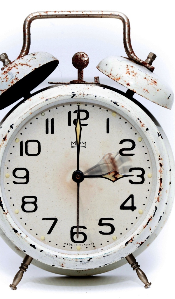 Белый железный будильник с ржавчиной