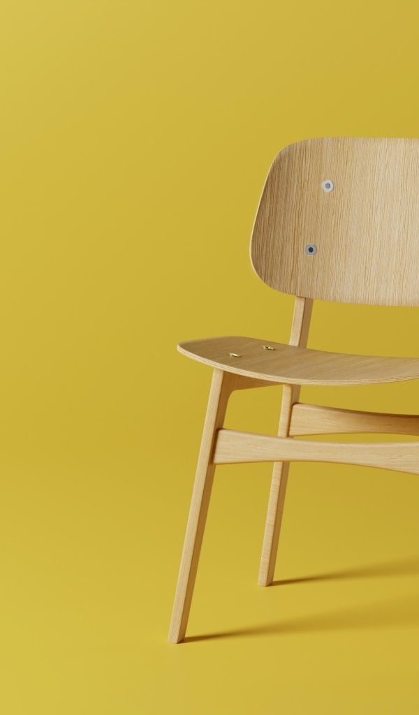 Деревянный стул на желтом фоне