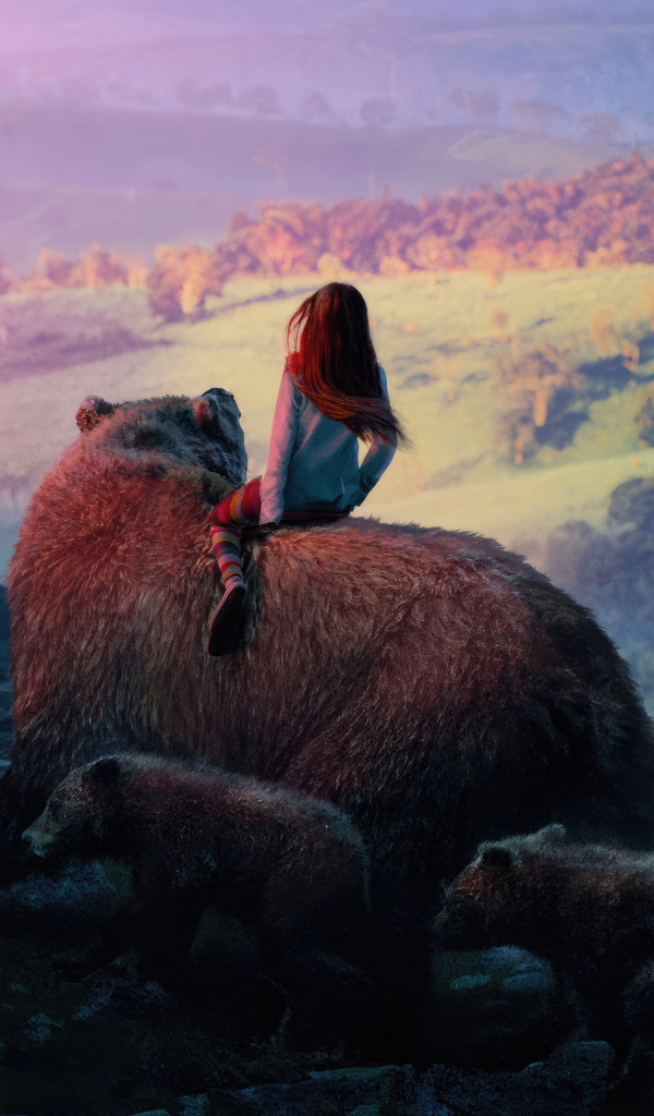 Девочка катается на большом медведе