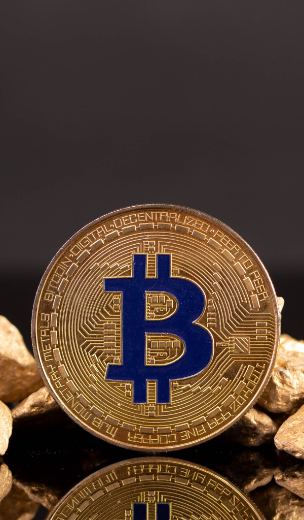 Монета биткоин с золотом на черном фоне