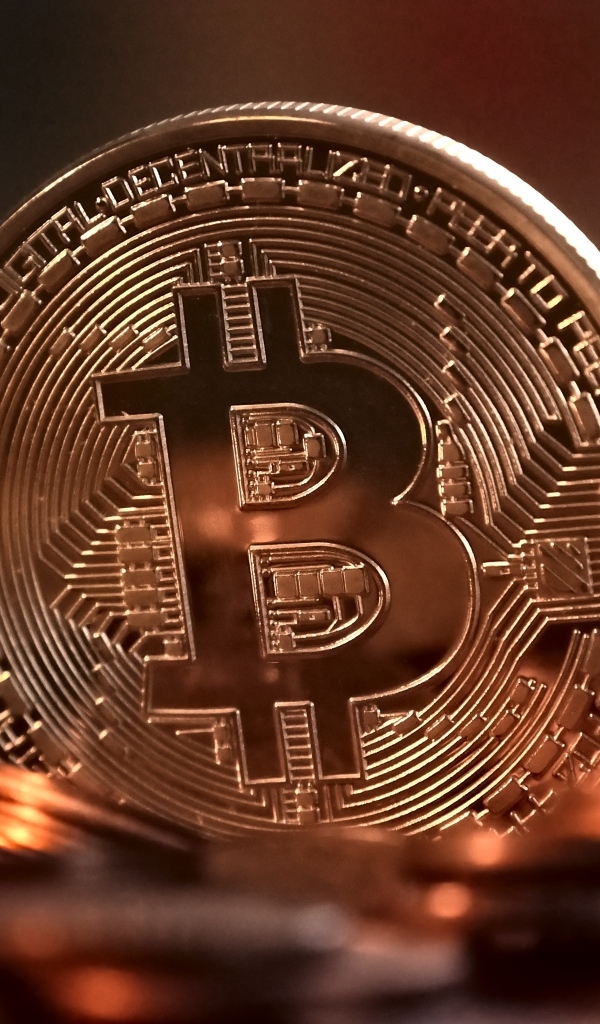 Золотая монета биткоин вблизи