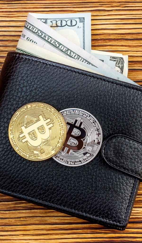 Черный кожаный кошелек с долларами и монетами биткоин