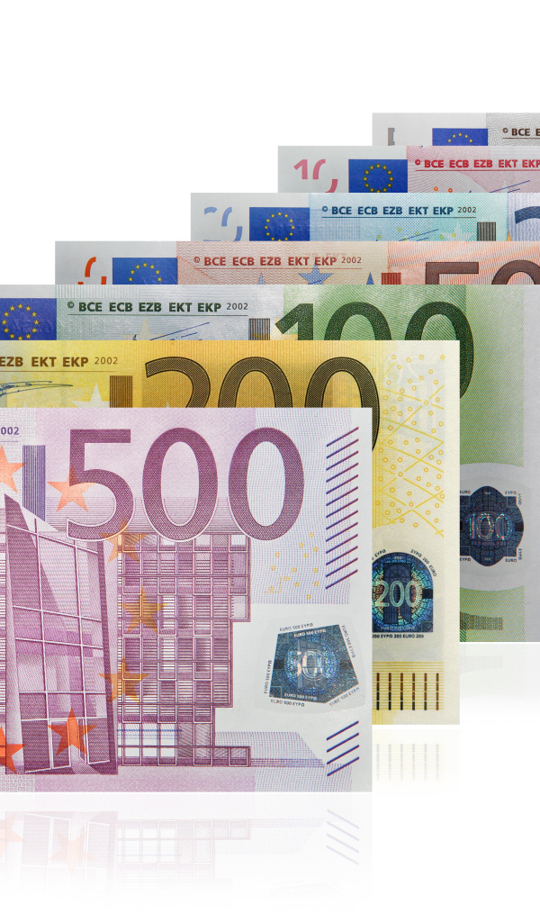 Разные банкноты евро на белом фоне