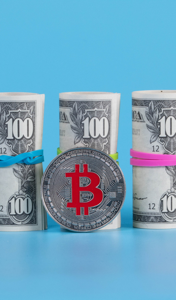 Доллары с монетой биткоин на голубом фоне