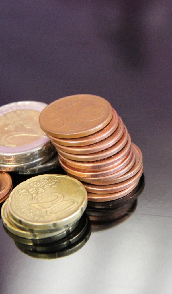 Монеты евро на сером столе