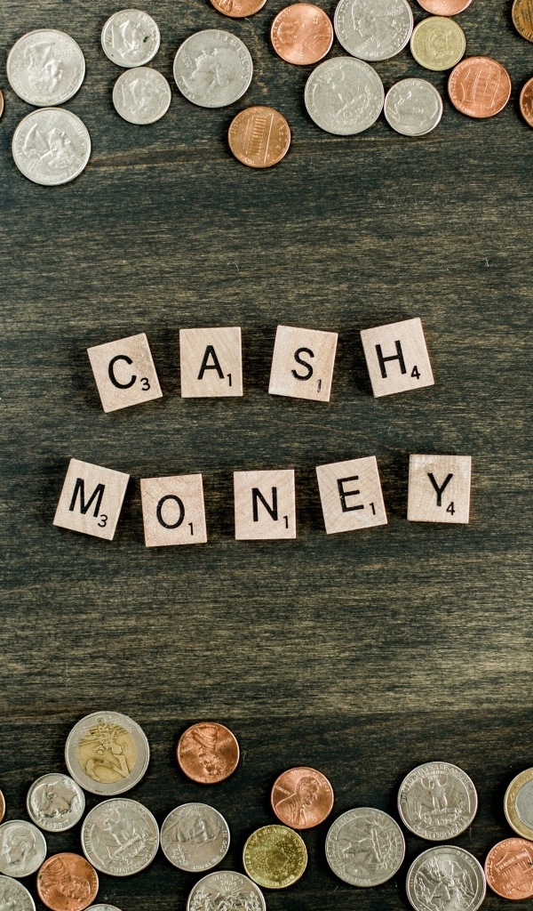 Много монет и кубики на столе