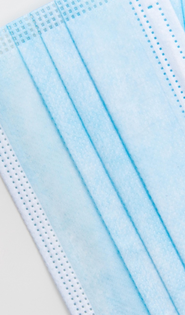 Медицинские маски с монетами евро