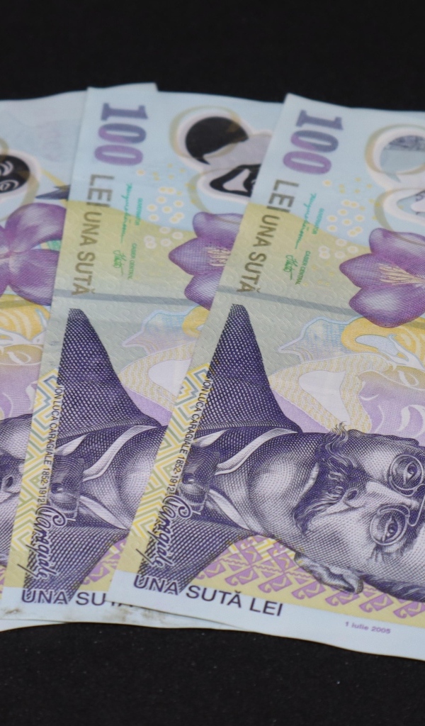 Три купюры на черном фоне