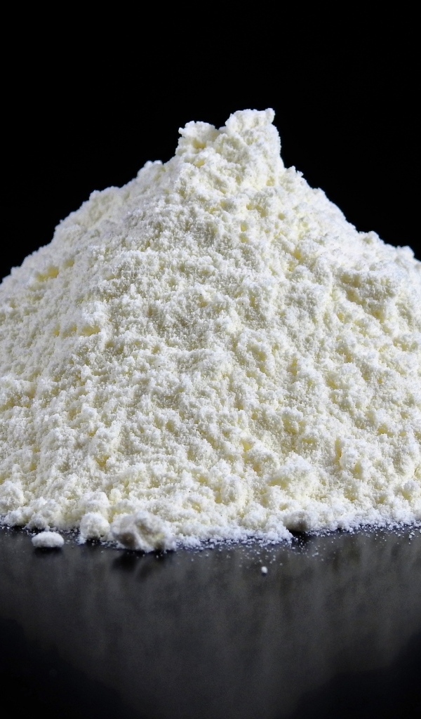 Горсть муки на черном фоне