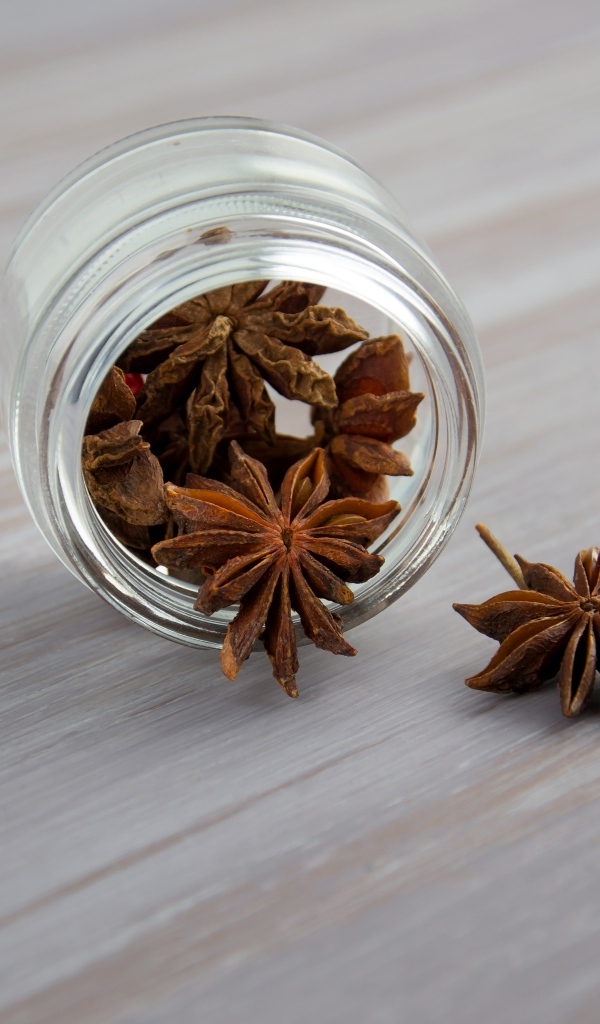 Анис в стеклянной банке на столе