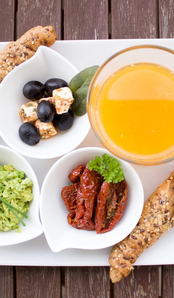 Аппетитный завтрак на большой белой тарелке