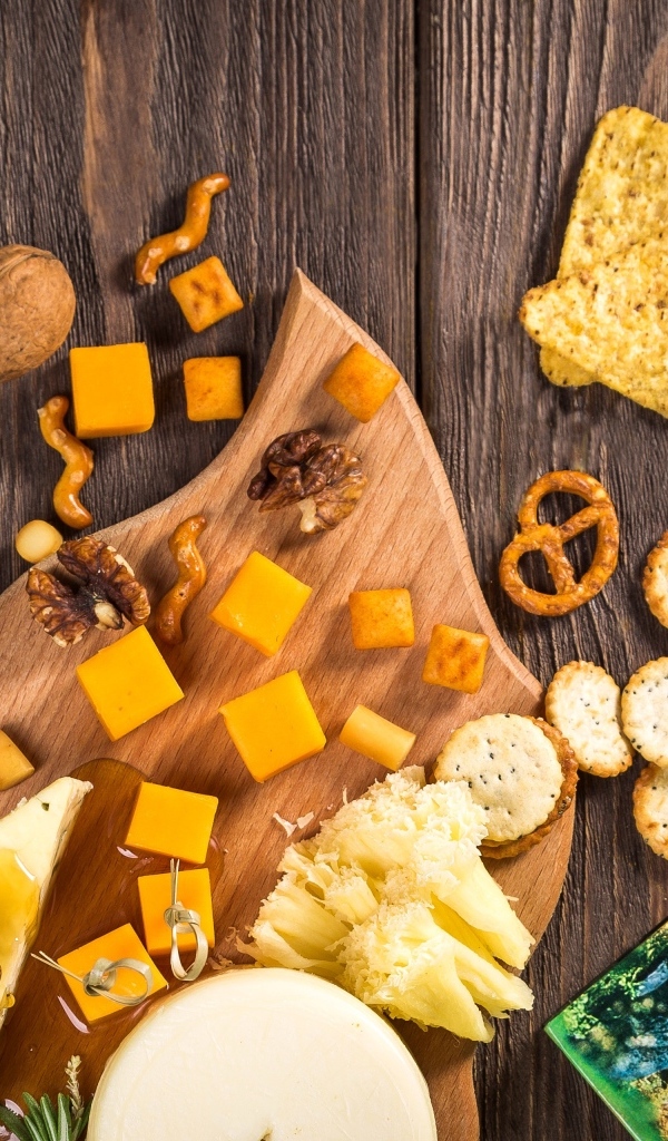 Аппетитное печенье крекер с сыром на столе