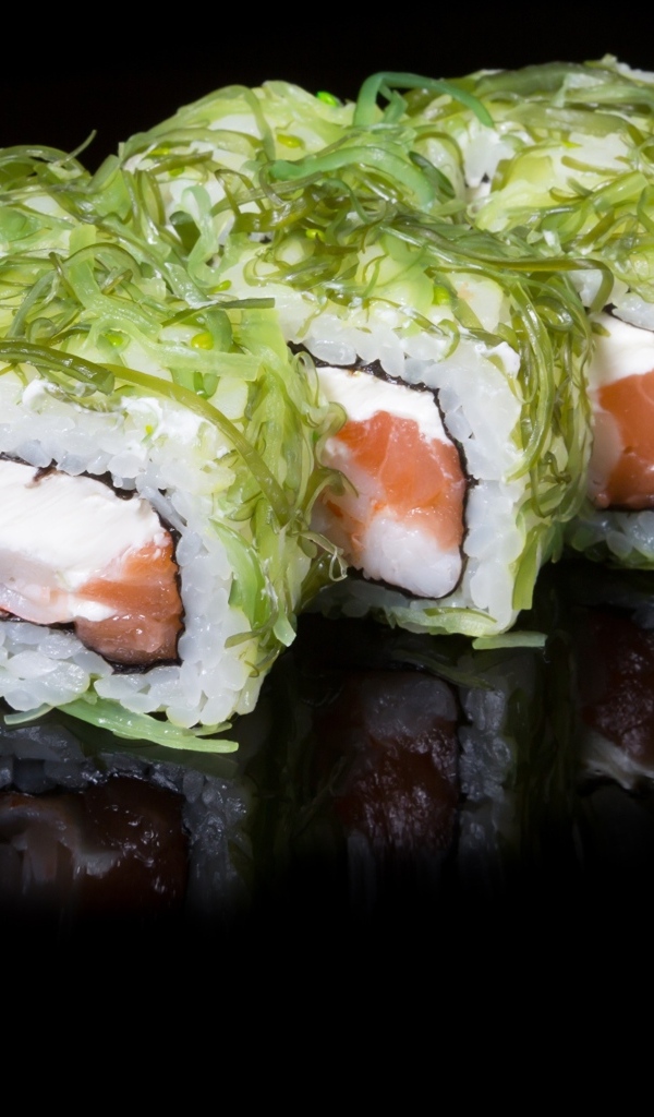 Аппетитные роллы с рыбой на черном фоне